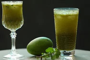 কাঁচা আমের শরবত বানাবেন যেভাবে, রেসিপি দেখুন